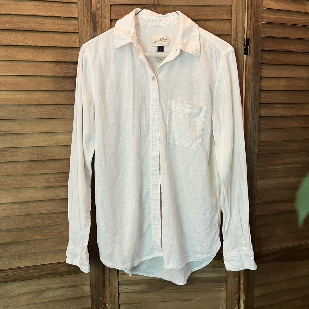 Women’s linen White Shirt size small. Universal Threads.